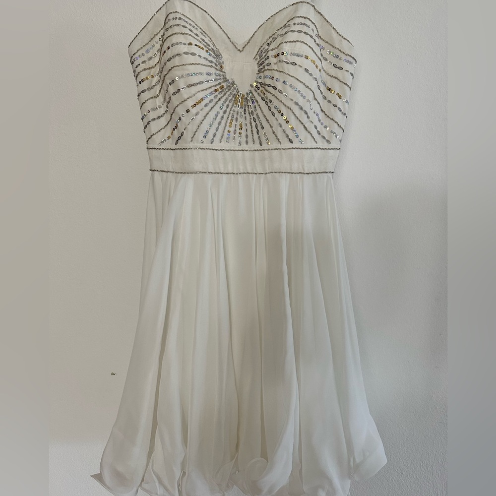 NWOT Xscape white strapless short dress size 4, V neckline with sequins, beading